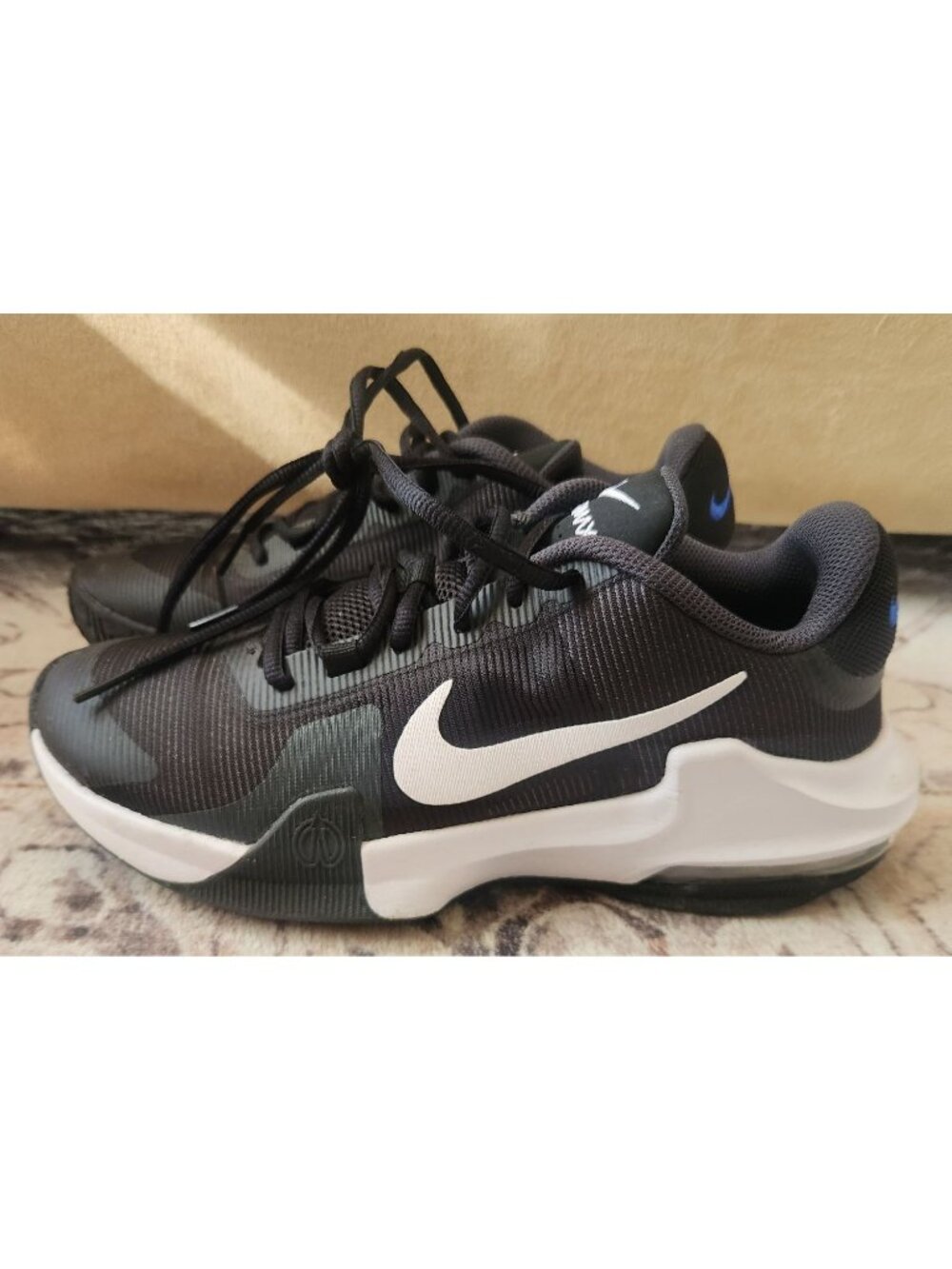 Nike Air Men's Sz. 8.5 Max Impact 4 Black & White Sneakers